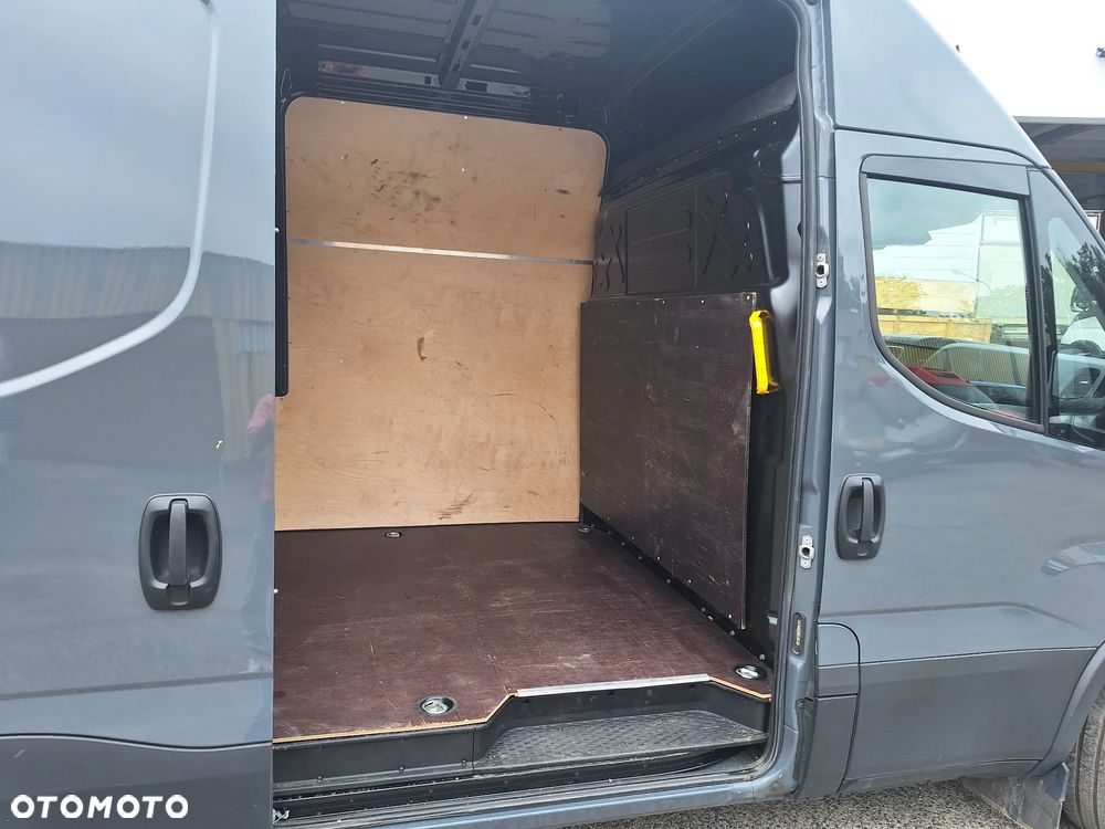 Iveco Daily 35S18 furgon 16m max długi Hak 3,5t Ledy Kamera Sklejka - 17