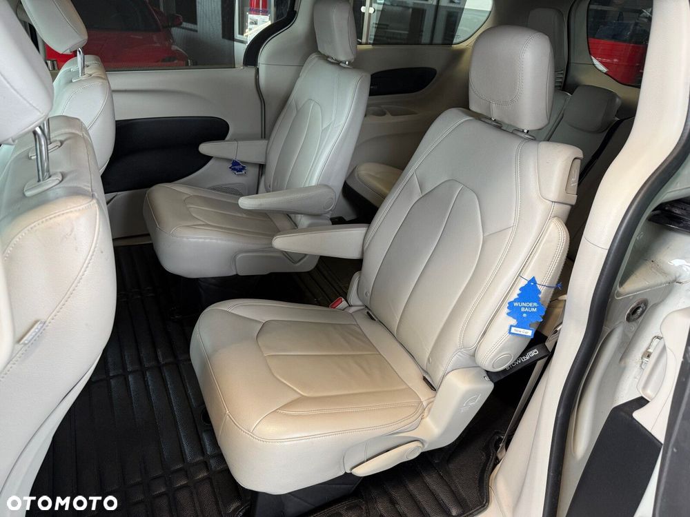 Chrysler Pacifica - 12