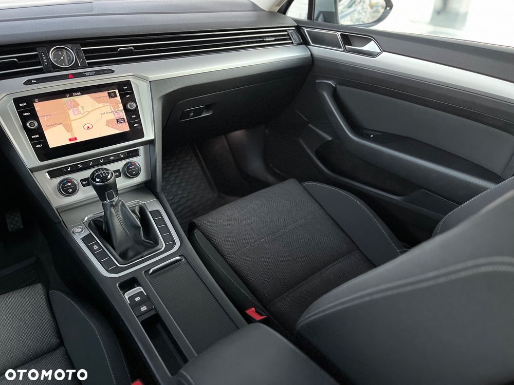 Volkswagen Passat 2.0 TDI SCR Comfortline - 28