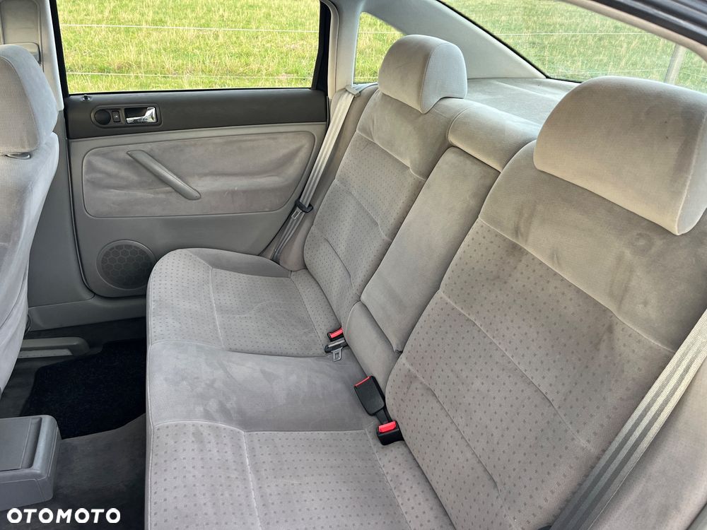 Volkswagen Passat 1.8T Comfortline - 16