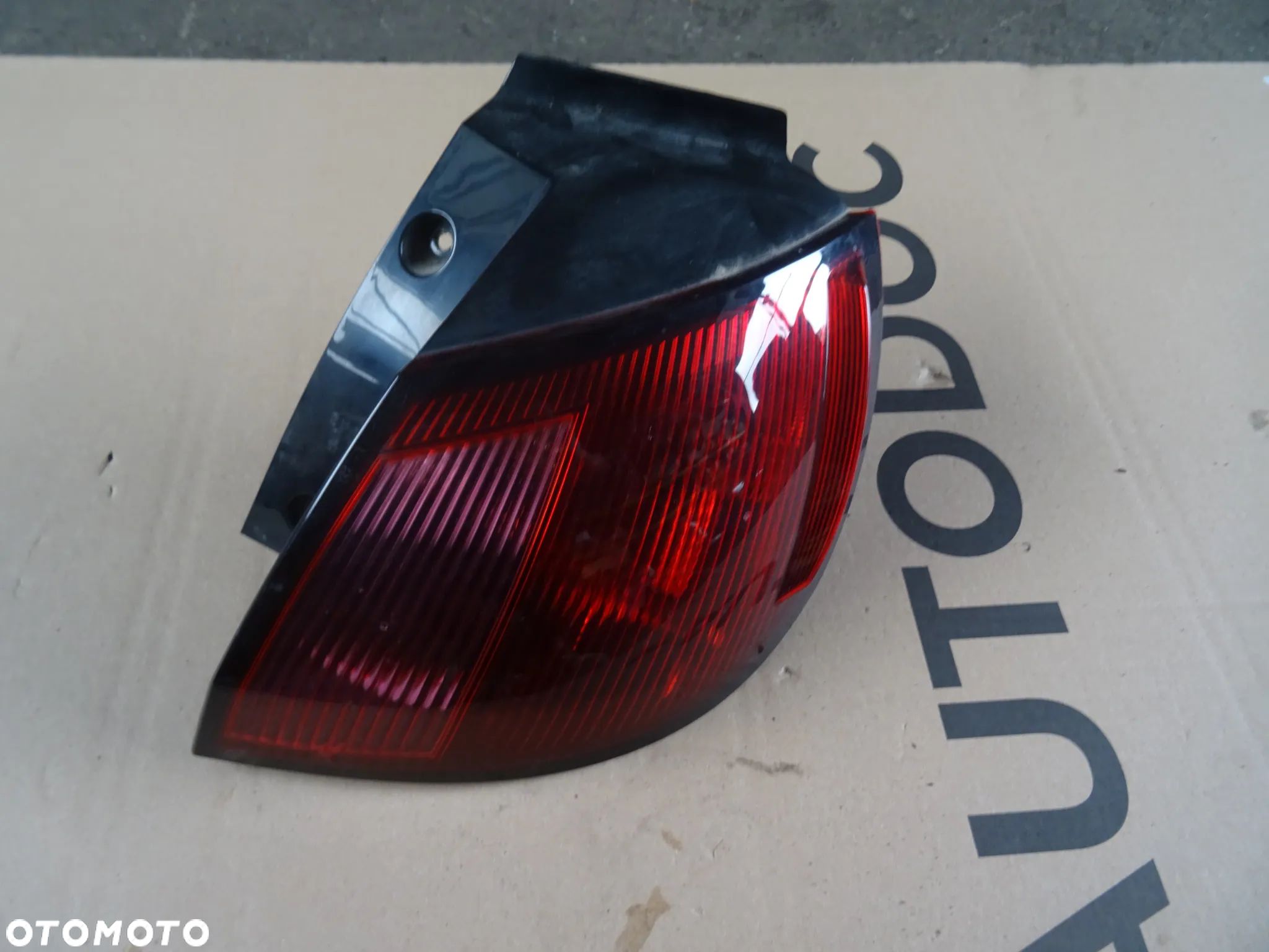 Lampa Mitsubishi Colt prawy tył - 1