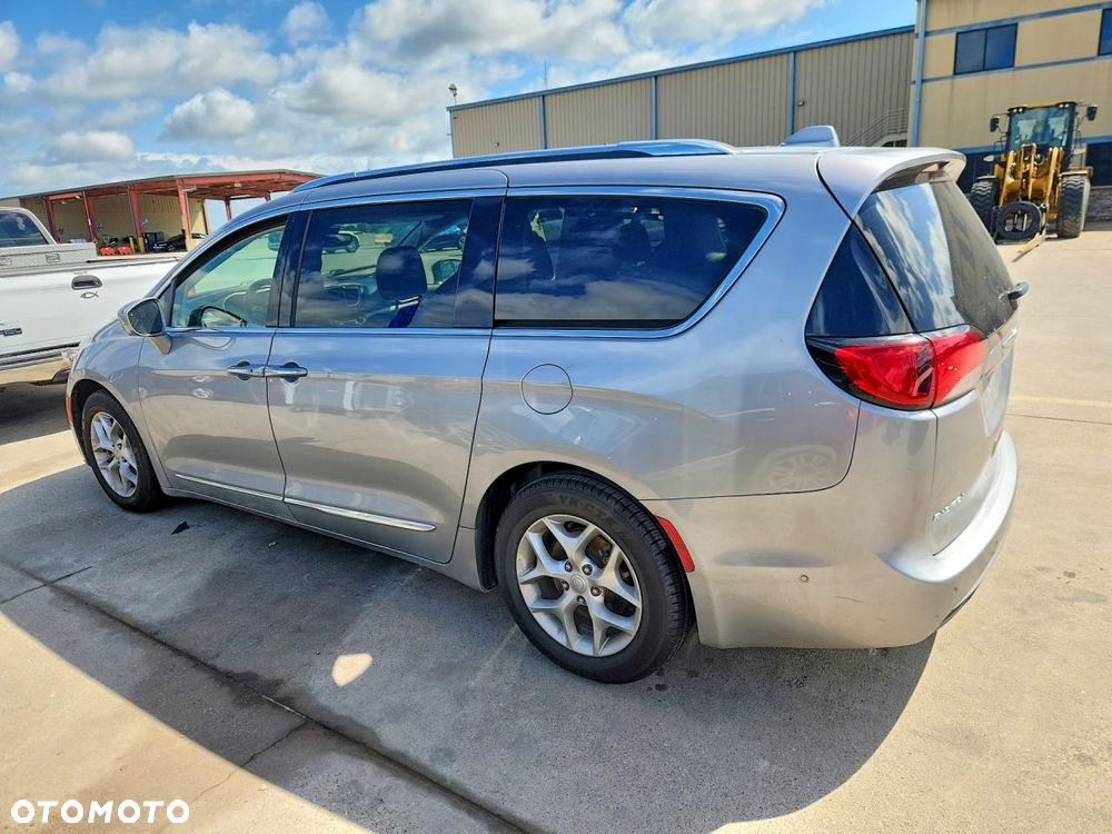 Chrysler Pacifica - 3