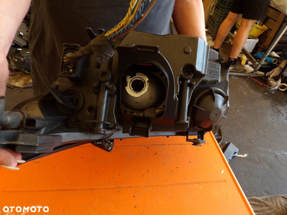 BMW - E60 - H7 - LIFT - PRAWA LAMPA PRZEDNIA - UK - 7177730 - 7