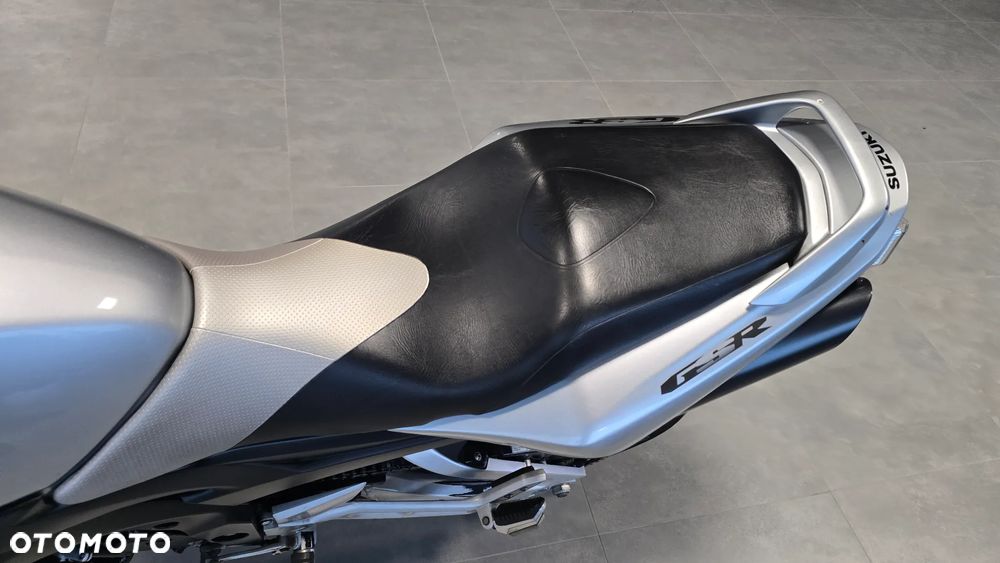 Suzuki GSR - 8