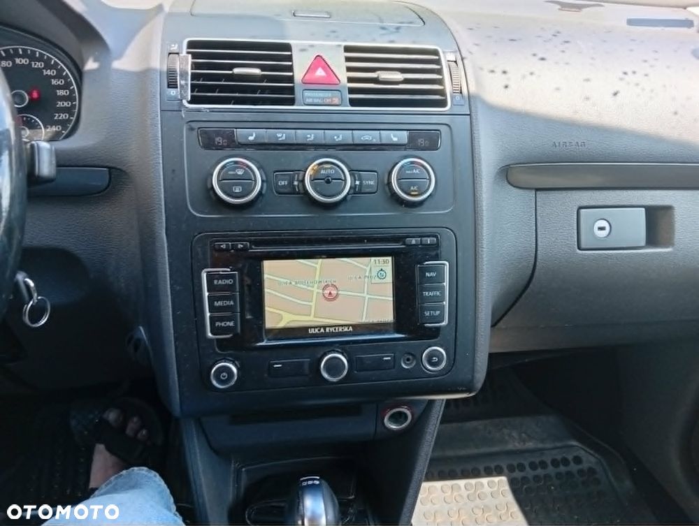 Volkswagen Touran 1.4 TSI Trendline DSG - 2