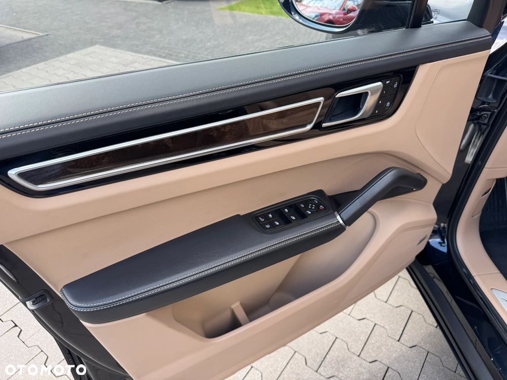 Porsche Cayenne Platinum Edition - 16