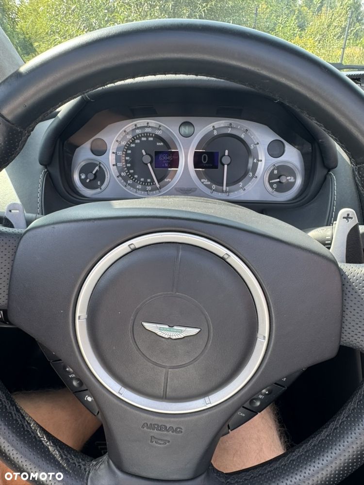 Aston Martin V8 Vantage - 11