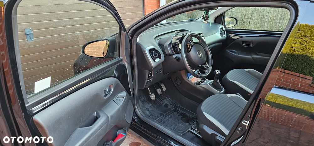 Toyota Aygo x-play connect - 1