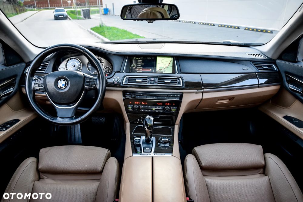 BMW Seria 7 740i L - 7