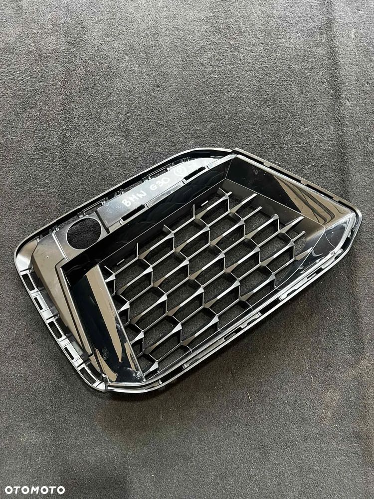 Bmw Seria 5 G30/G31 - KRATKA ZDERZAKA PRAWA - Dokładka wlotu powietrza przód -  8098670 - 1