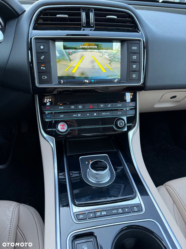 Jaguar XE 2.0 D Prestige - 7