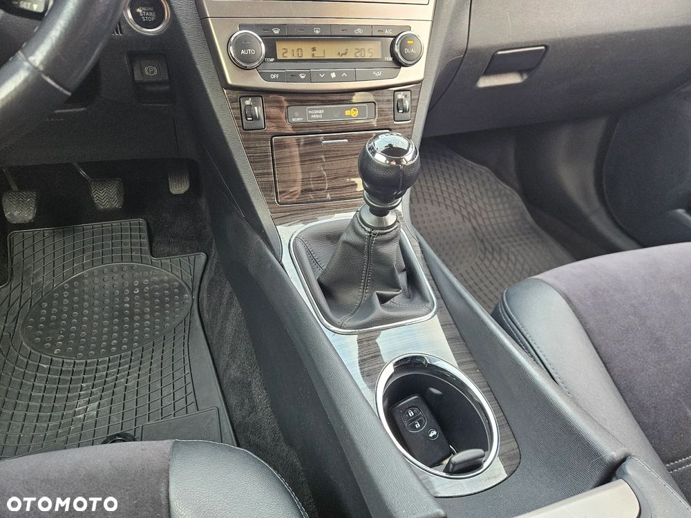 Toyota Avensis 1.8 Premium - 16