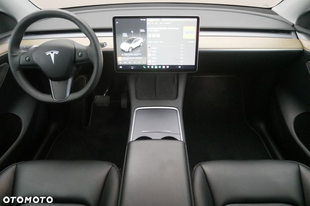 Tesla Model Y - 8
