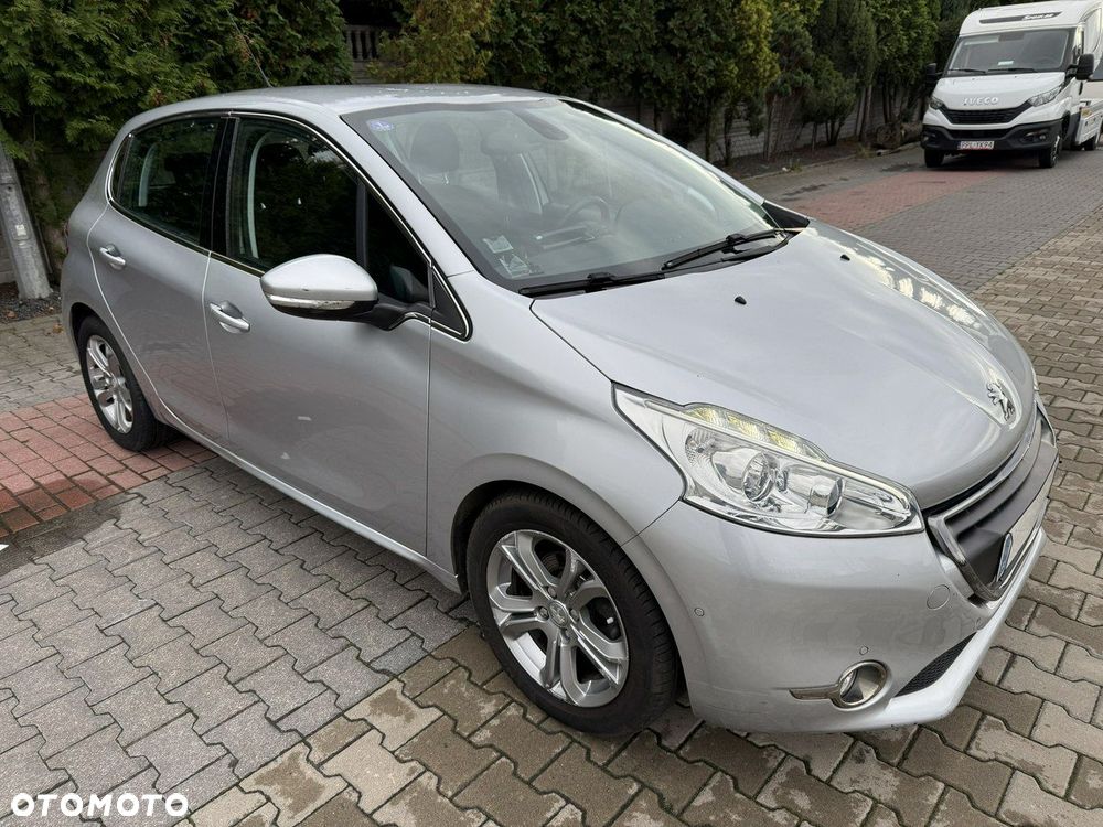 Peugeot 208 - 1