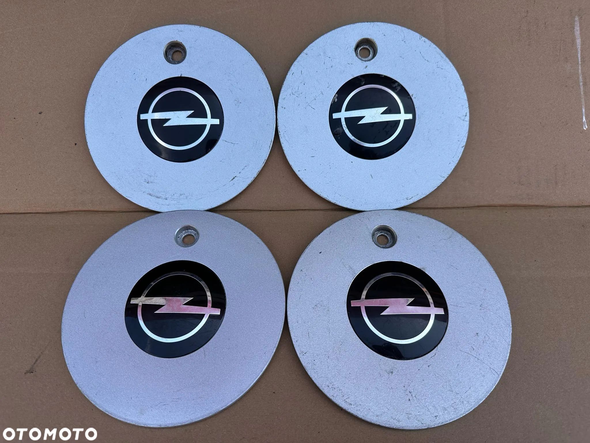 Dekielki emblematy Opel / 90 538 5920P / Komplet - 1