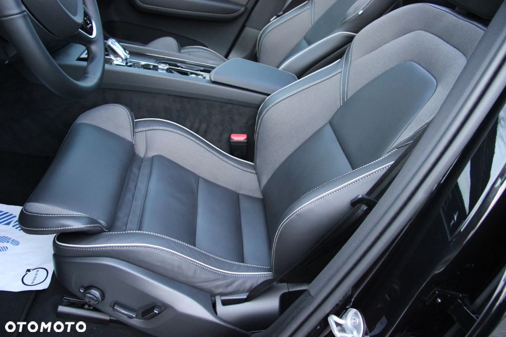 Volvo XC 60 B5 B AWD Plus Black Edition - 34