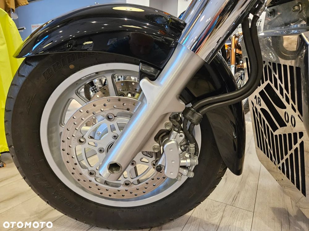 Suzuki Intruder - 14