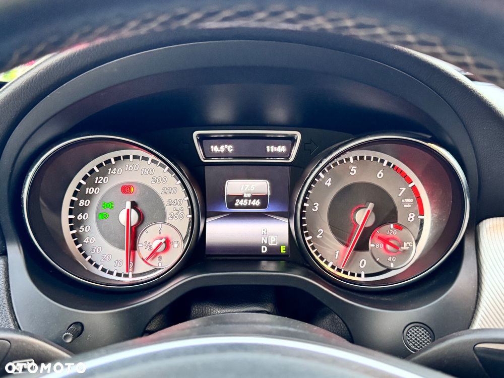 Mercedes-Benz CLA 180 7G-DCT - 32