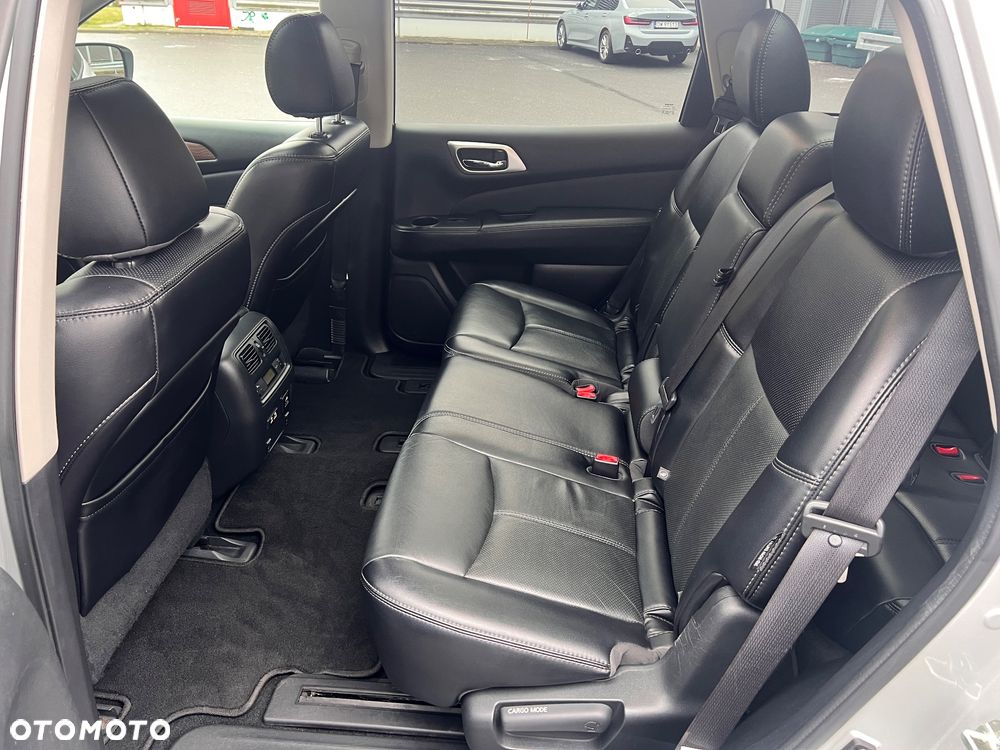 Nissan Pathfinder - 25