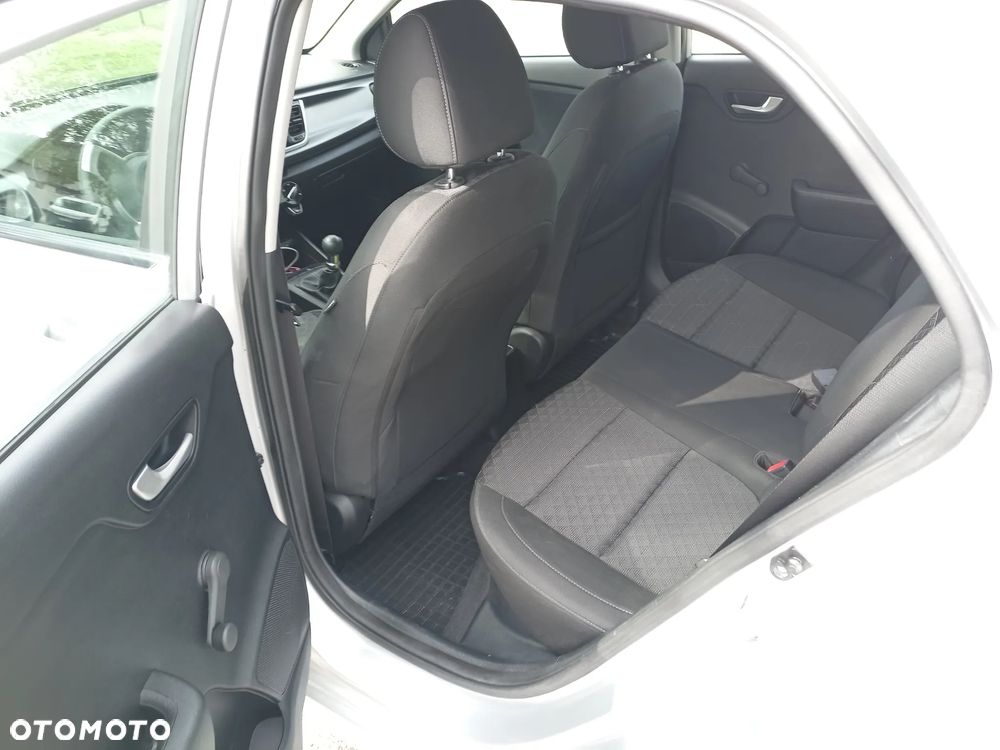 Kia Rio 1.2 L - 6