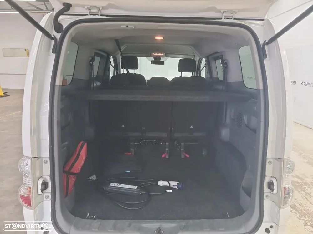 Nissan NV200 Evalia - 12