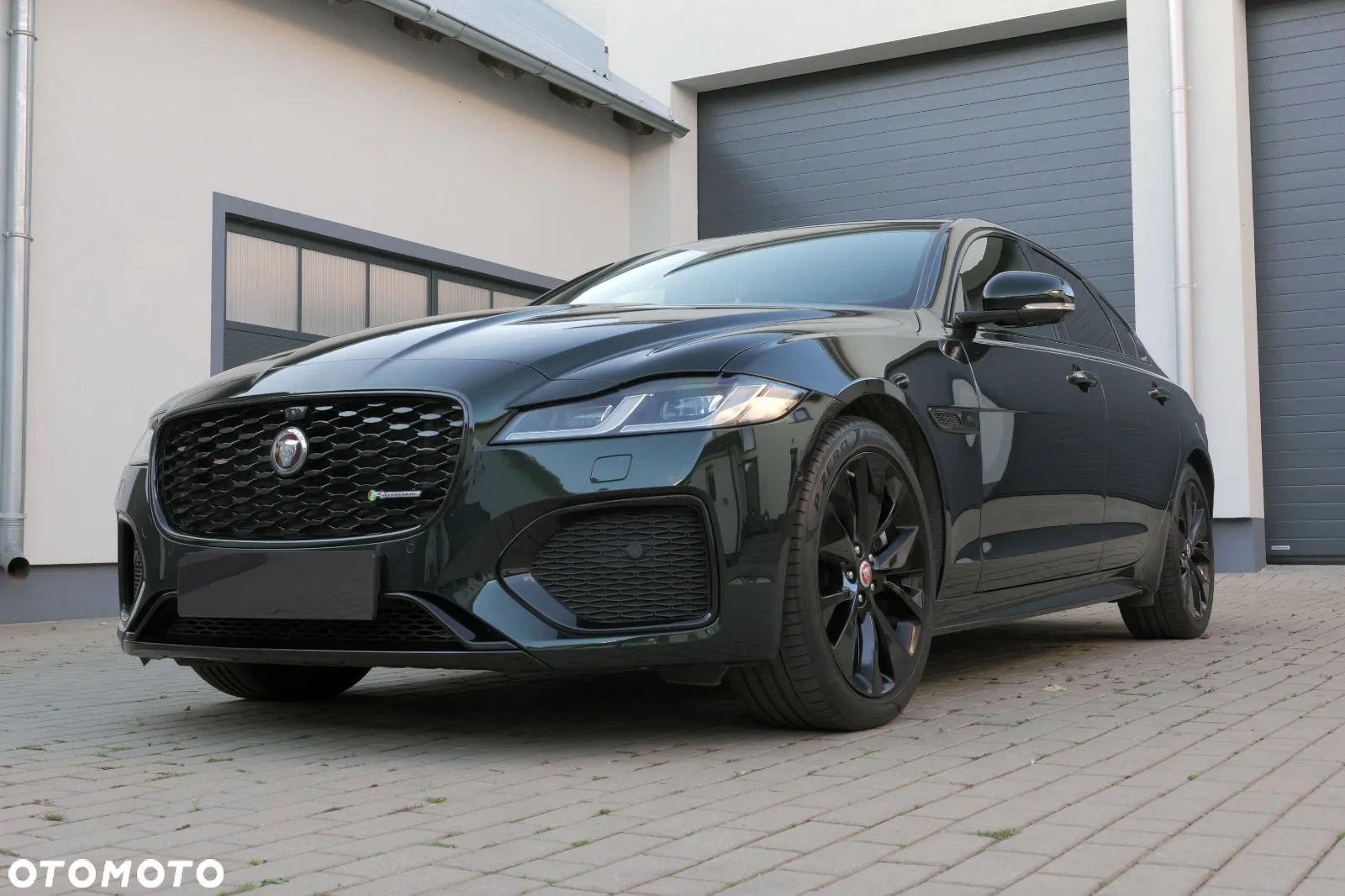 Jaguar XF 2.0 P250 R-Dynamic Black - 3
