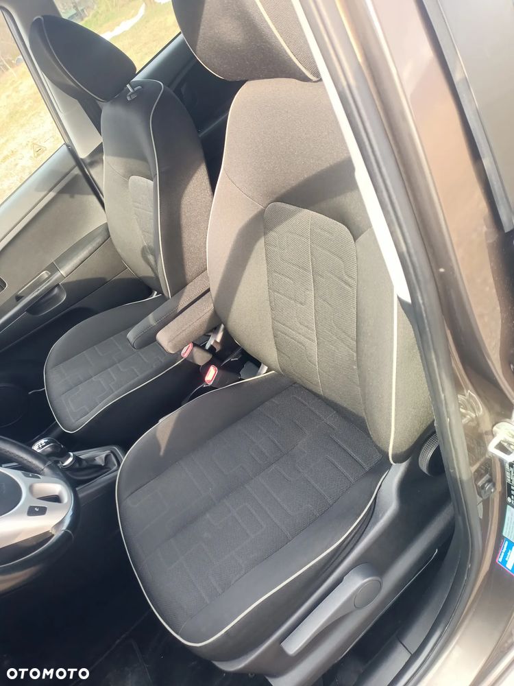 Kia Venga - 10
