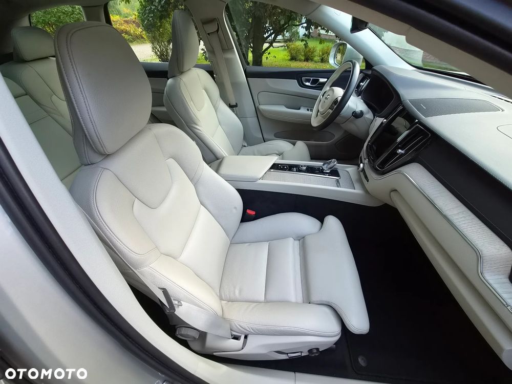 Volvo XC 60 B4 D AWD Essential - 33