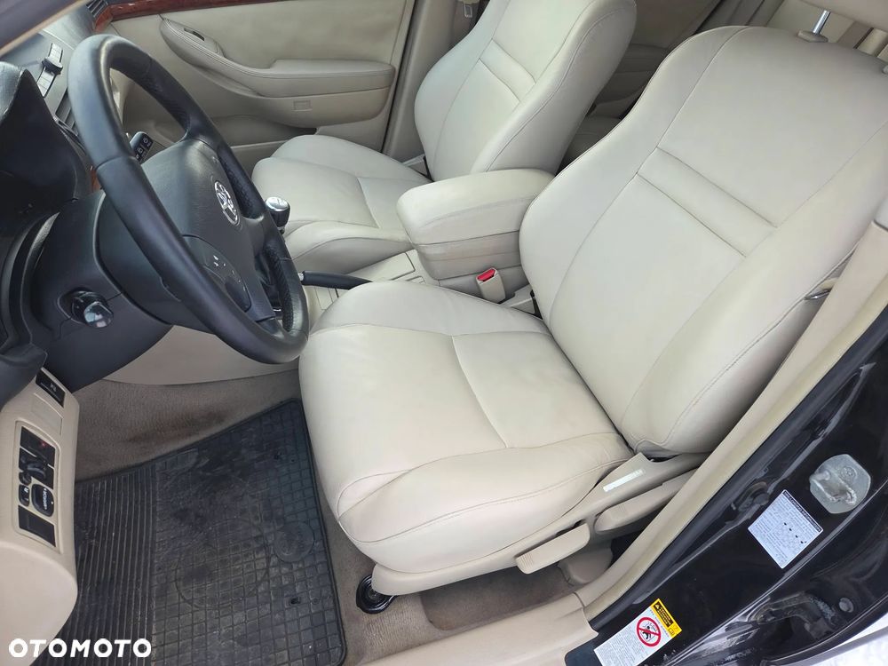 Toyota Avensis 2.2 D-4D Sol - 2
