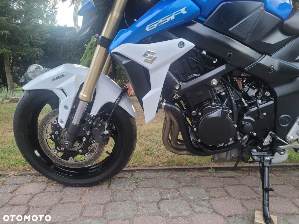 Suzuki GSR - 23