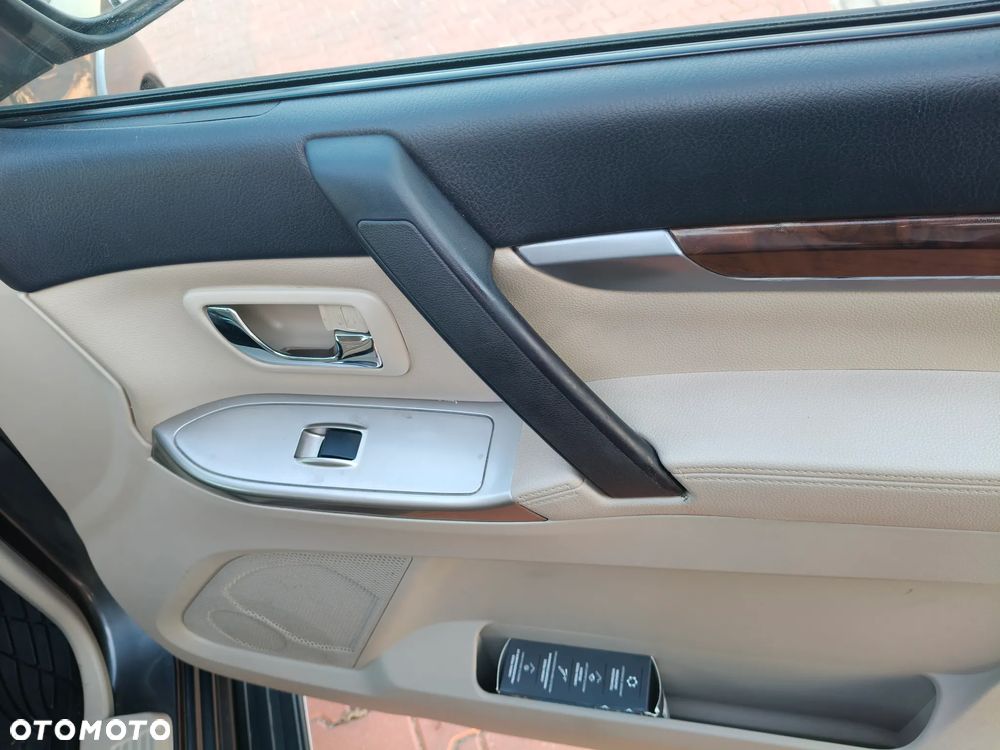 Mitsubishi Pajero - 24