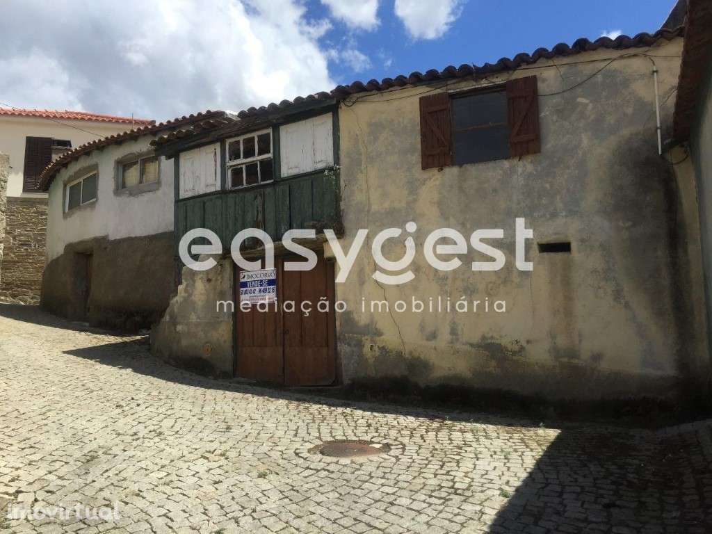 Moradia V4 para recuperar situada na lindíssima aldeia da Açoreira. - Grande imagem: 2/12