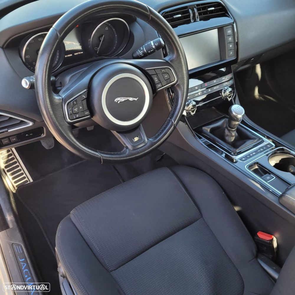 Jaguar XE 2.0 D Pure - 7