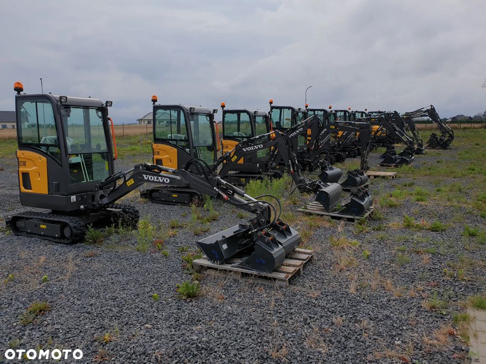 Volvo ECR40F KLIMATYZACJA NOWA DOSTĘPNA OD RĘKI, SZYBKOZŁĄCZE, DŁUGIE RAMIĘ, OBRÓT W OBRYSIE, ŁYŻKI: 300, 600, 1200MM SKARPOWA HYDRAULICZNA STEROWANA Z JOYSTICKA, PŁYWAJĄCY LEMIESZ SPYCHARKOWY - 40