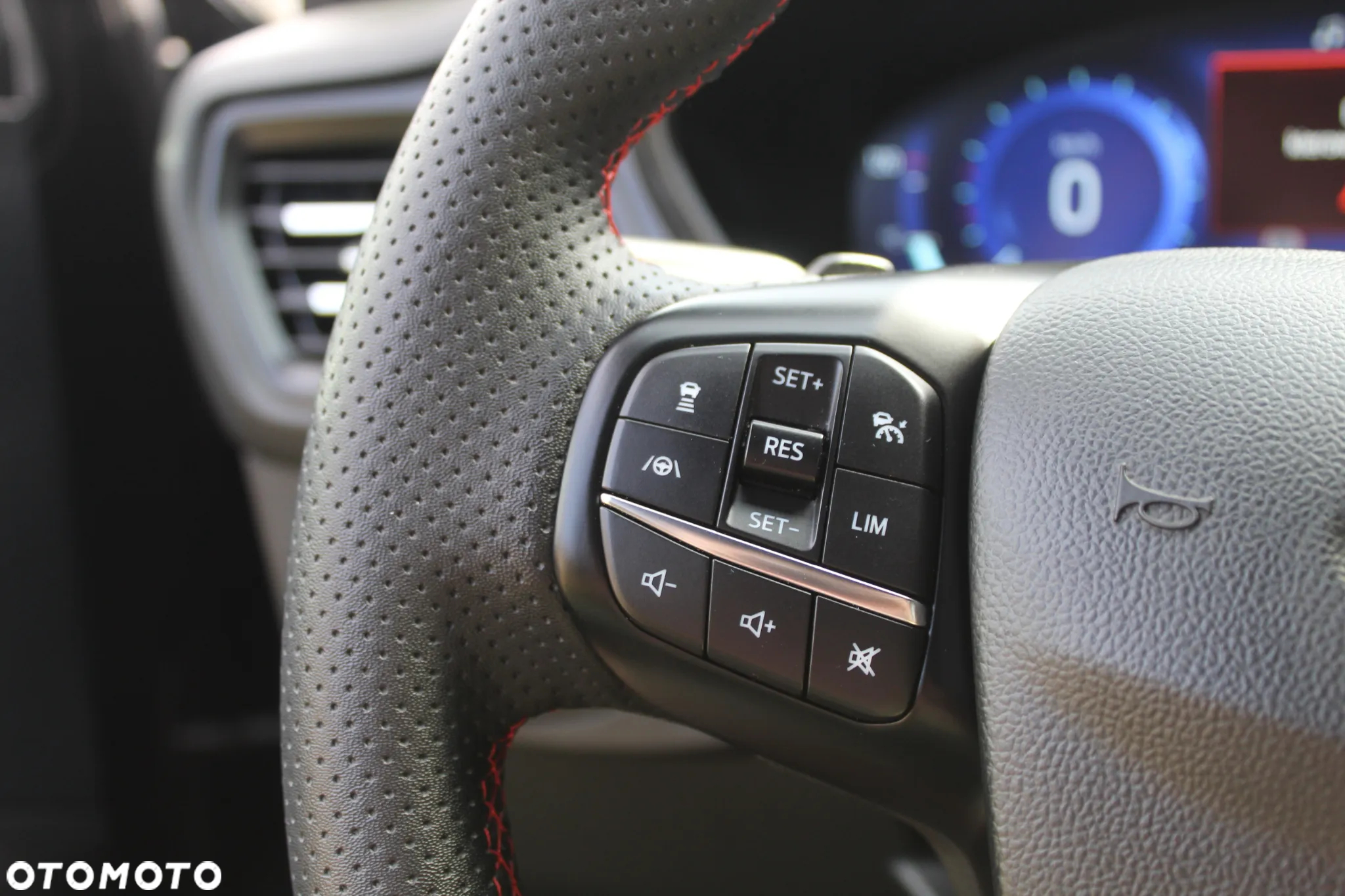 Ford Focus 1.0 EcoBoost Hybrid ST-LINE X - 33