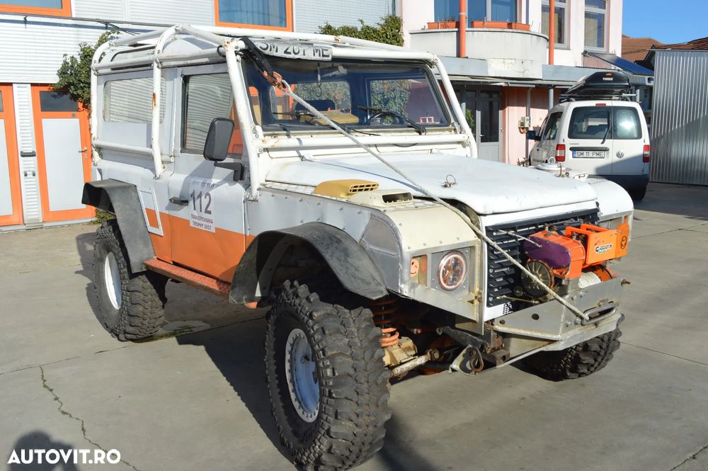 Land Rover Defender - 1