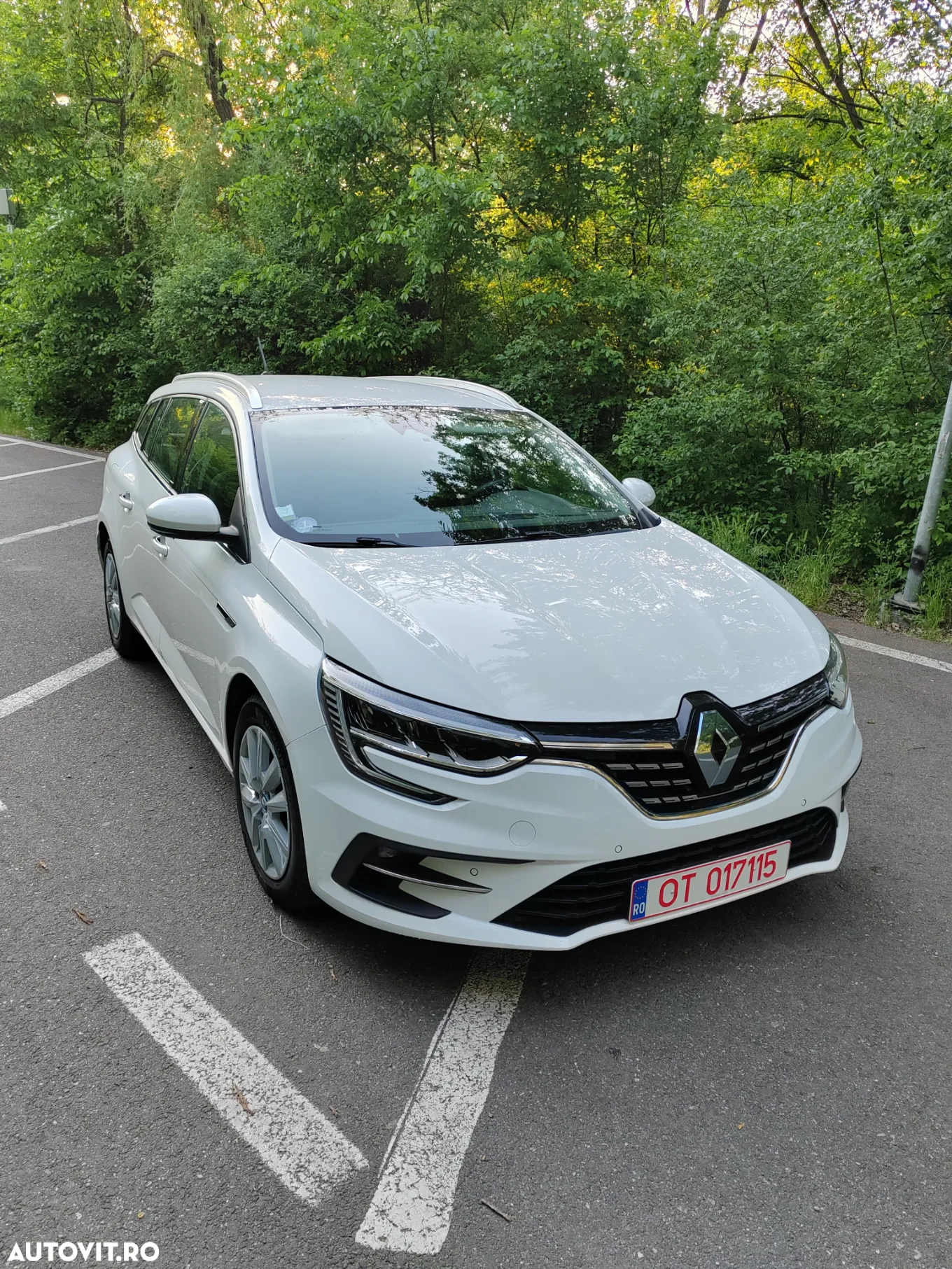 Renault Megane Grandtour E-TECH Plug-in 160 BUSINESS EDITION - 11