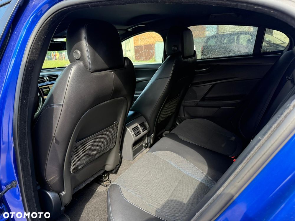 Jaguar XE 2.0 D AWD R-Sport - 24