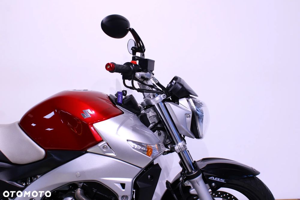 Suzuki GSR - 12