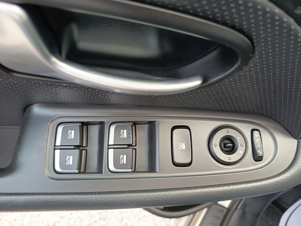 Kia Carens 1.6 GDI Attract - 26