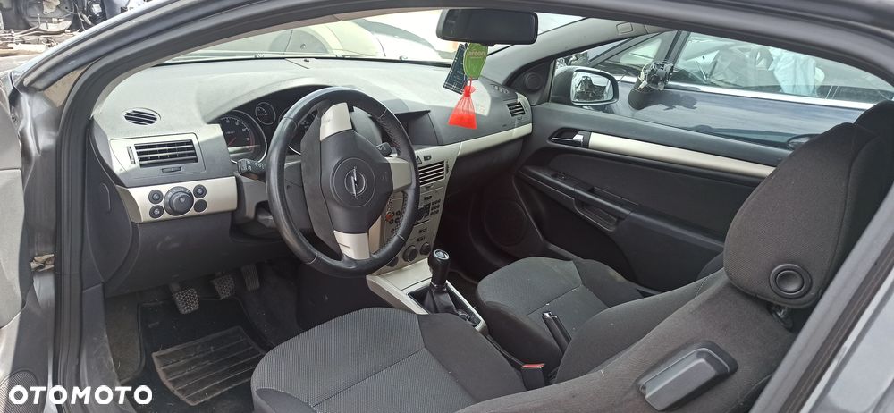 Opel Astra H 3  GTC z silnikiem benzynowym 1,6 16V ozn Z16XER i skrzynią manualną ozn f17 lakier Z177 - 3