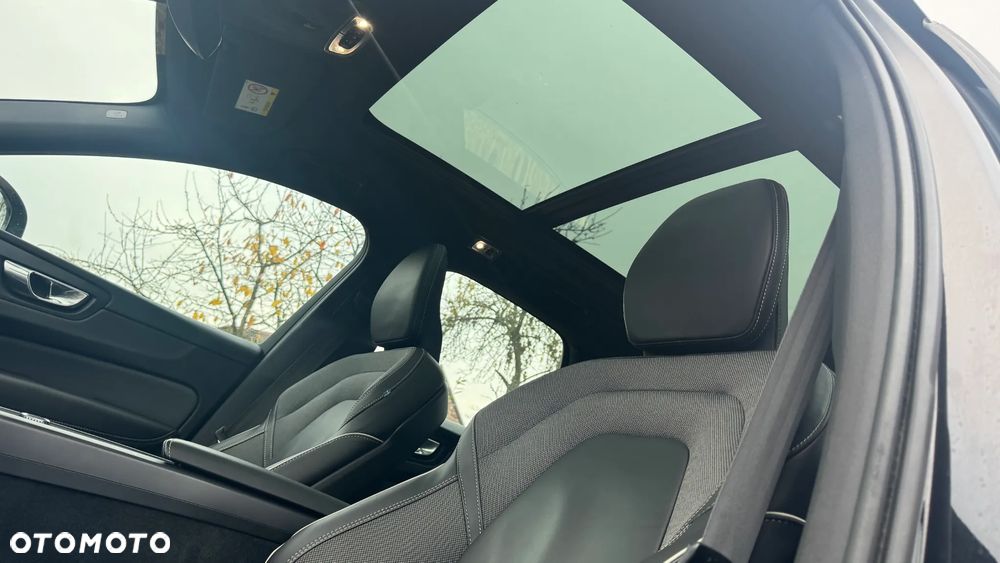 Volvo XC 60 T6 Plug-In Hybrid AWD R-Design - 32