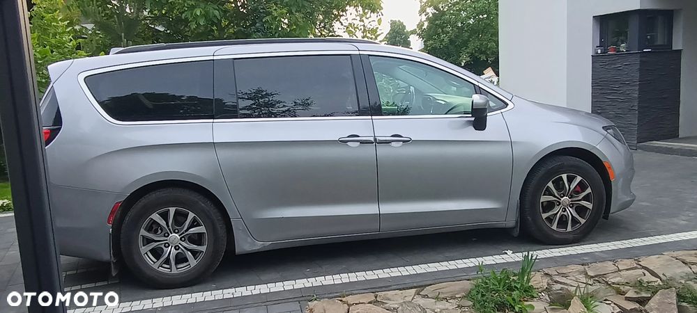 Chrysler Pacifica - 2