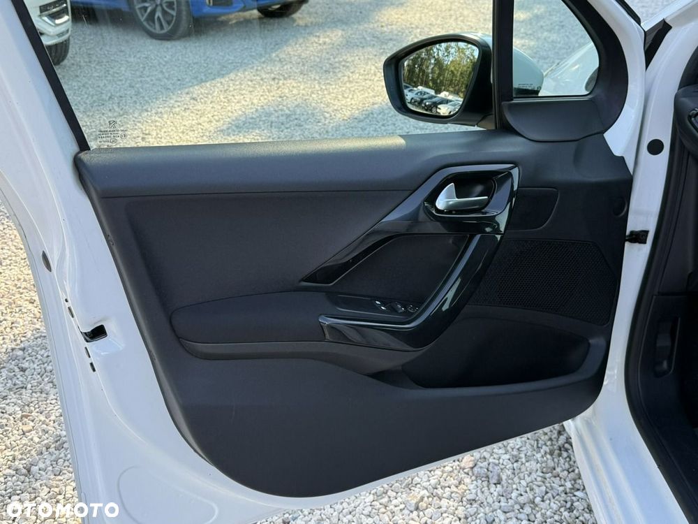 Peugeot 208 - 13