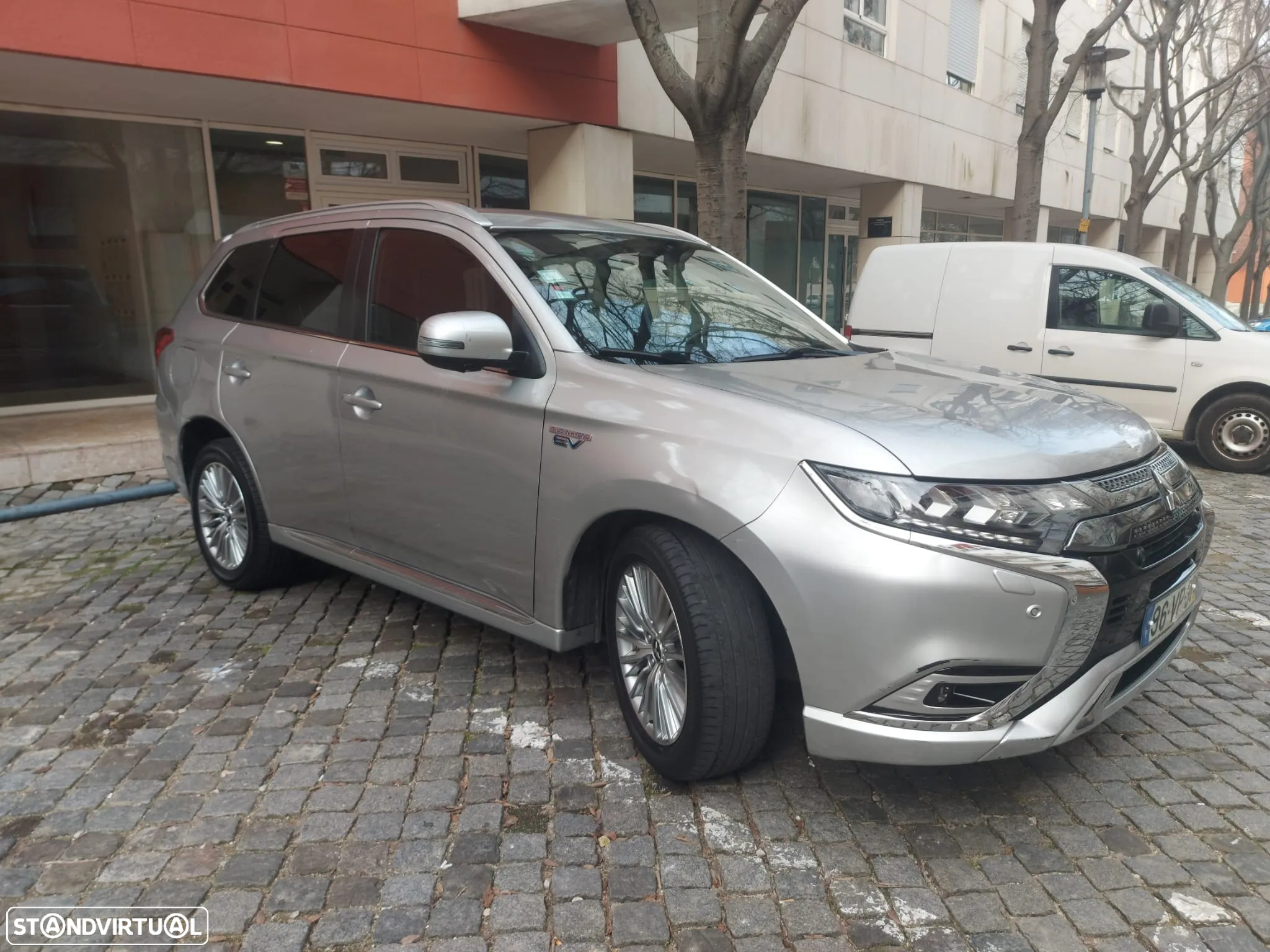 Mitsubishi Outlander - 2