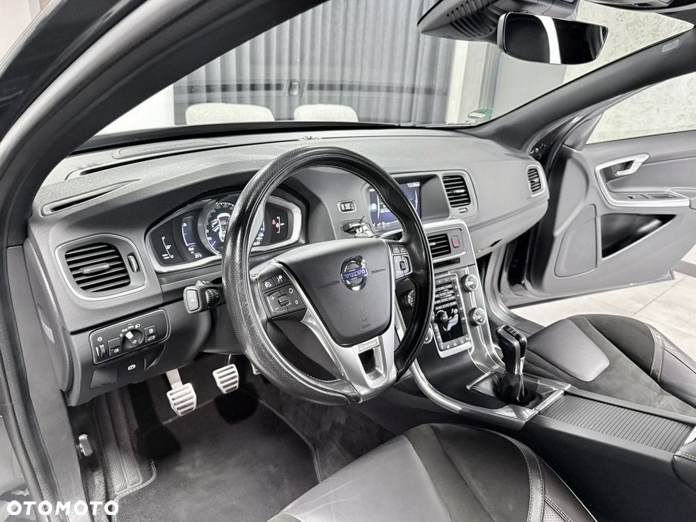 Volvo V60 D3 R-Design - 28