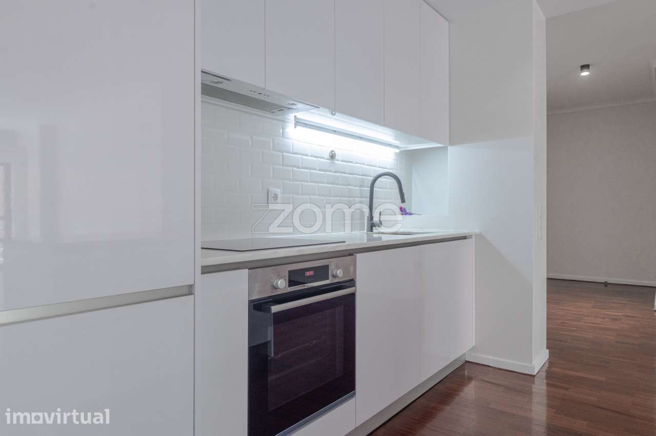 T2 Totalmente Remodelado | Garagem | Porteiro | Jardins da Arrábida - Grande imagem: 4/36