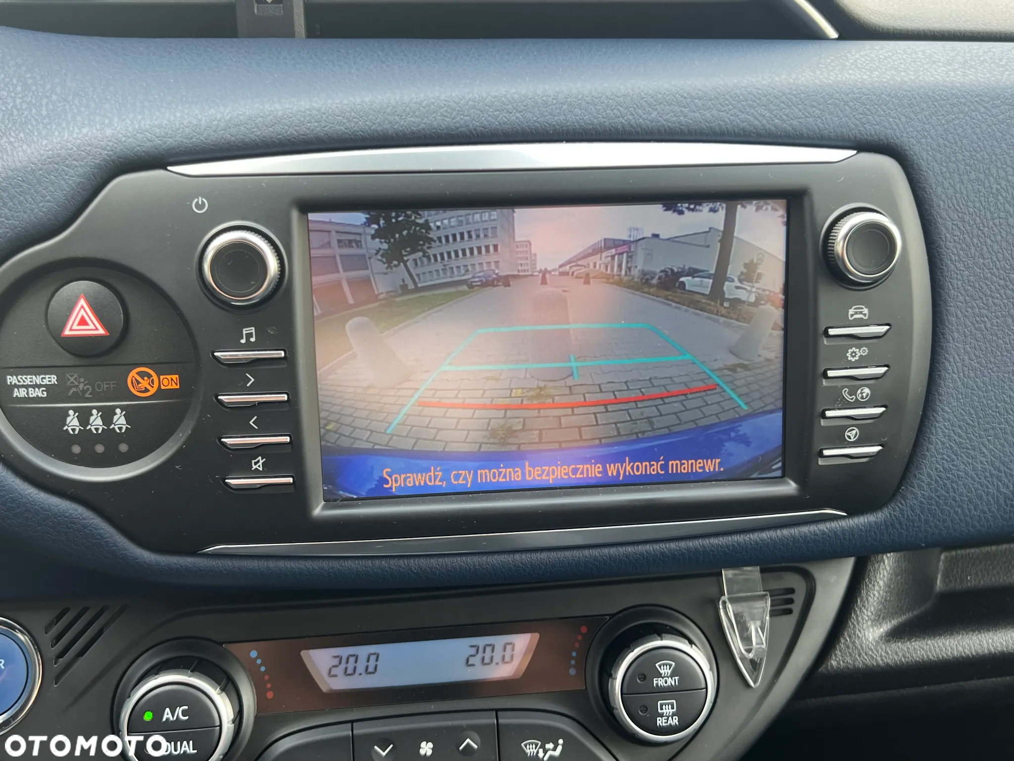 Toyota Yaris Hybrid 100 Selection Platinum - 22