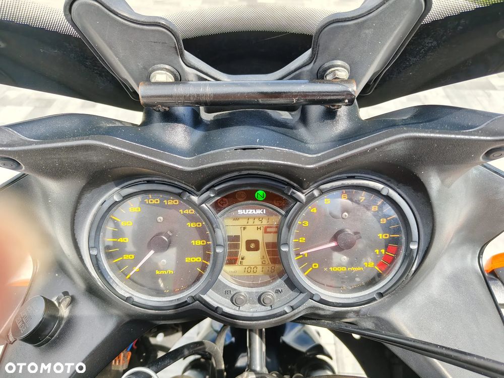 Suzuki V-STROM - 10