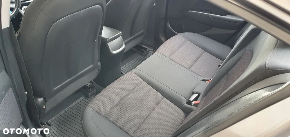 Hyundai Elantra - 4